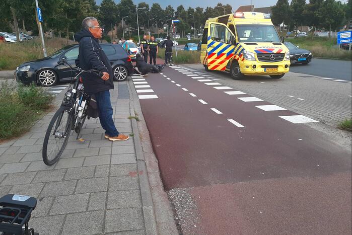 Scooter en auto botsen op elkaar