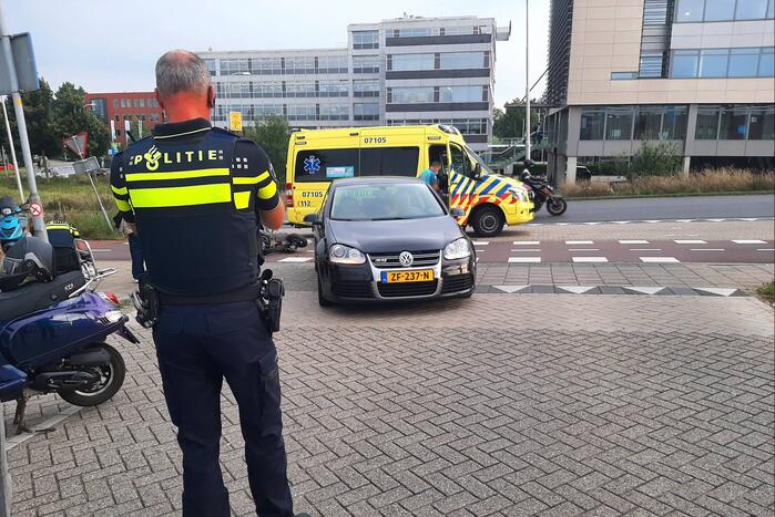 Scooter en auto botsen op elkaar