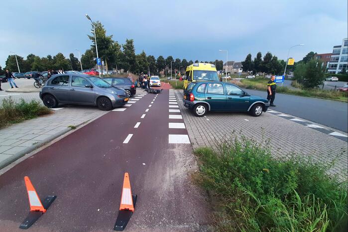 Scooter en auto botsen op elkaar