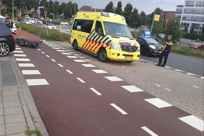 Scooter en auto botsen op elkaar