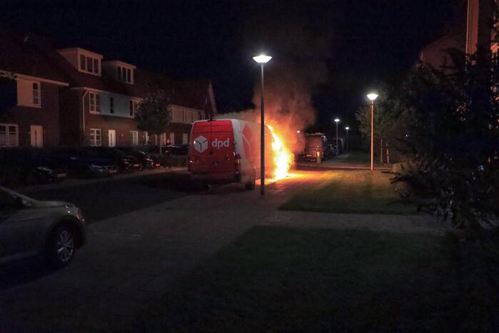 Voorkant van bestelbus uitgebrand