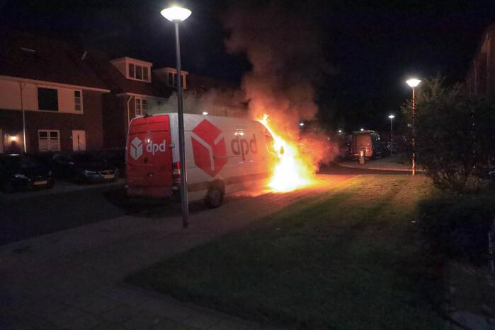 Voorkant van bestelbus uitgebrand