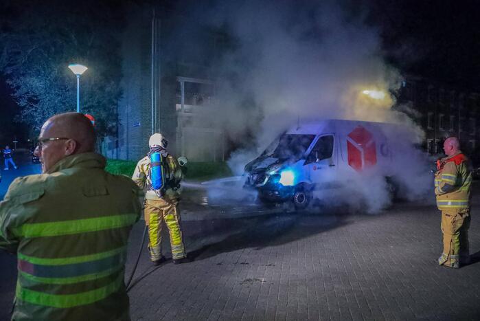 Voorkant van bestelbus uitgebrand