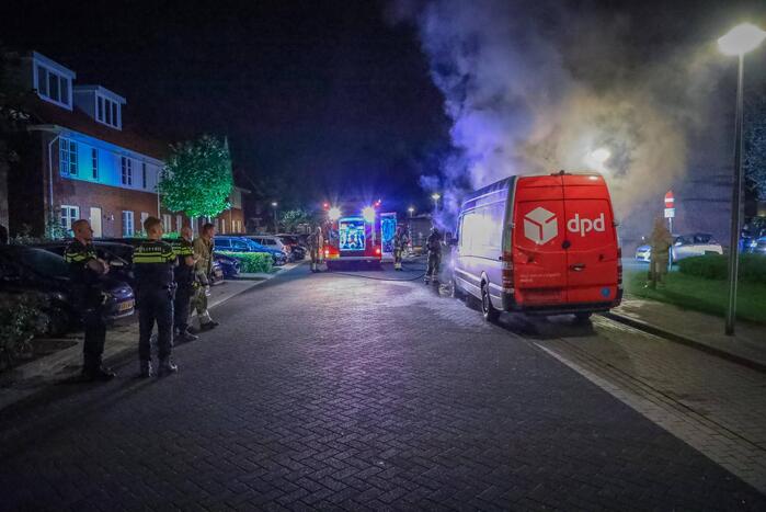 Voorkant van bestelbus uitgebrand