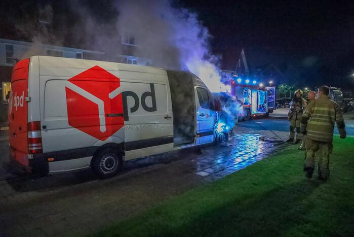Voorkant van bestelbus uitgebrand