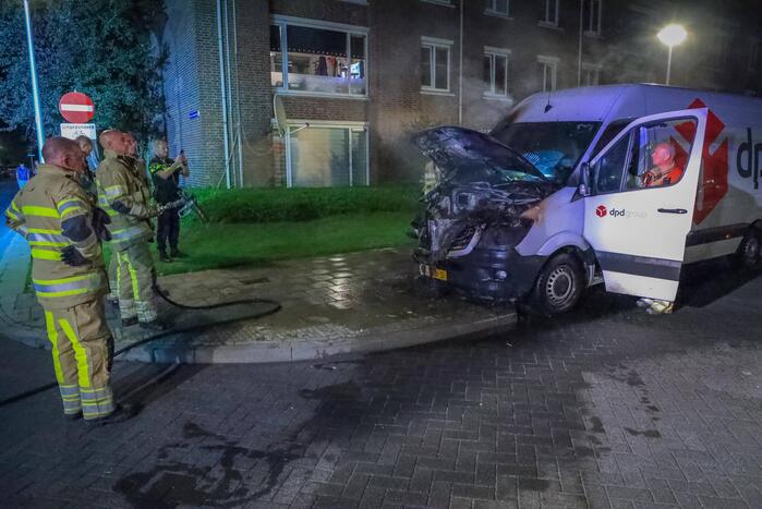 Voorkant van bestelbus uitgebrand
