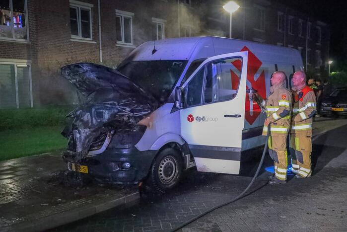 Voorkant van bestelbus uitgebrand