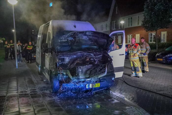 Voorkant van bestelbus uitgebrand