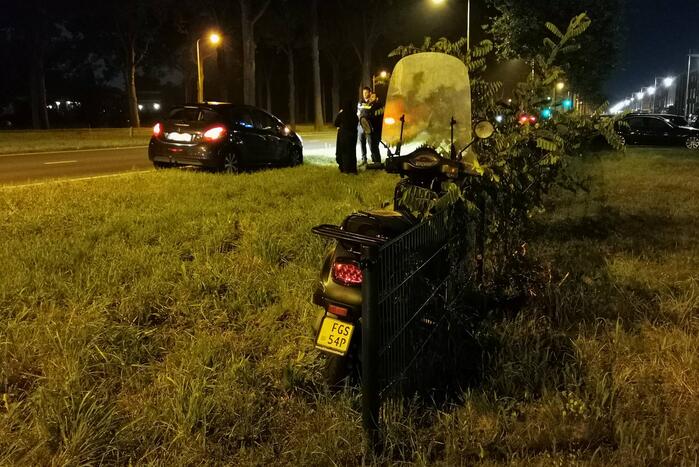 Auto en bromscooter botsen