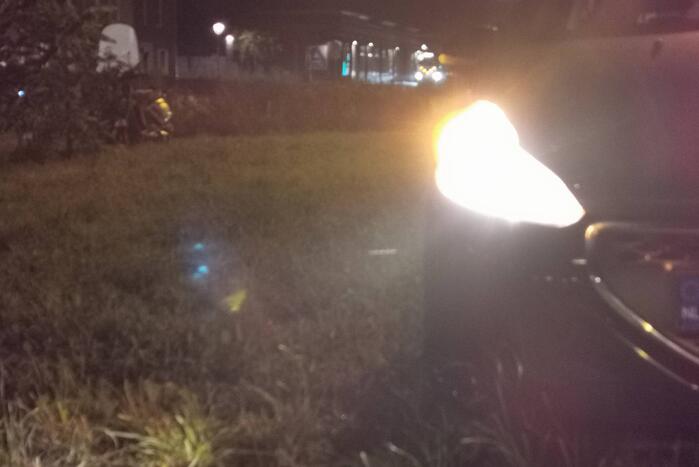 Auto en bromscooter botsen