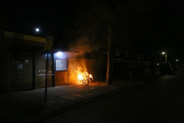 Brandweer blust brandende stoelen in Soesterkwartier