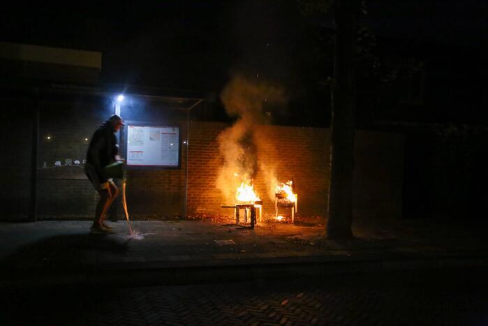 Brandweer blust brandende stoelen in Soesterkwartier