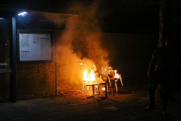 Brandweer blust brandende stoelen in Soesterkwartier