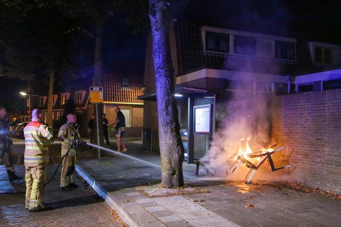 Brandweer blust brandende stoelen in Soesterkwartier