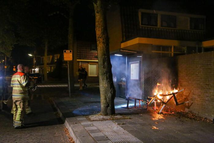Brandweer blust brandende stoelen in Soesterkwartier