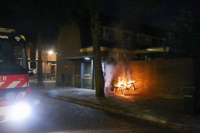 Brandweer blust brandende stoelen in Soesterkwartier