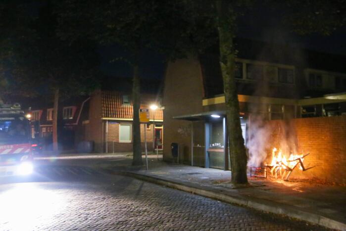 Brandweer blust brandende stoelen in Soesterkwartier
