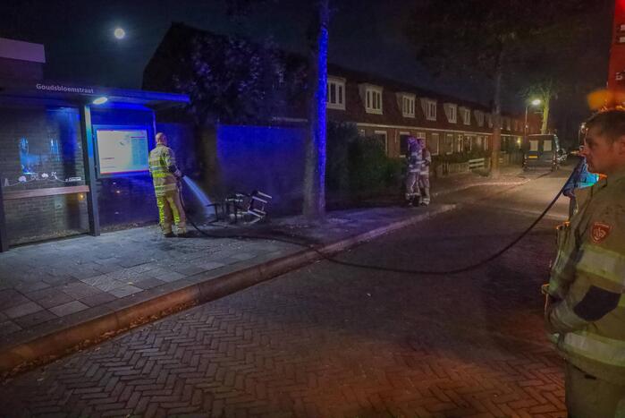 Brandweer blust brandende stoelen in Soesterkwartier