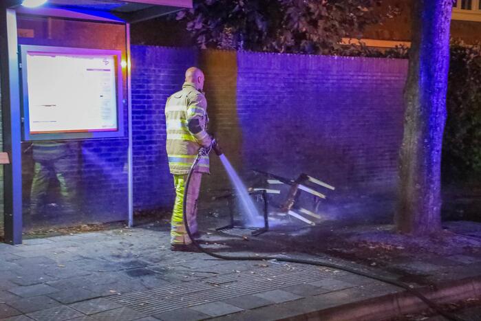 Brandweer blust brandende stoelen in Soesterkwartier