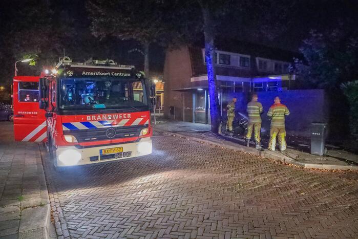 Brandweer blust brandende stoelen in Soesterkwartier