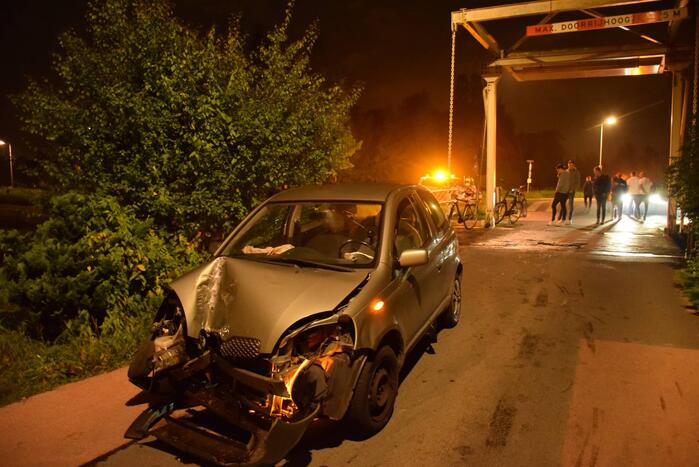 Automobilist botst met auto tegen ophaalbrug