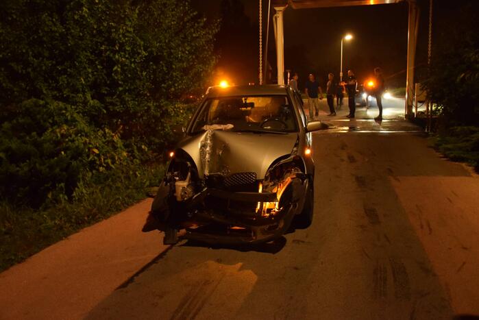 Automobilist botst met auto tegen ophaalbrug