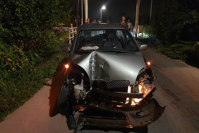 Automobilist botst met auto tegen ophaalbrug