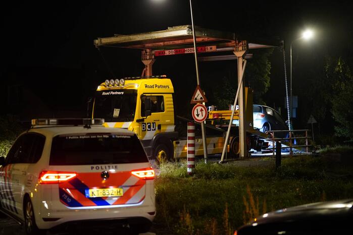 Automobilist botst met auto tegen ophaalbrug