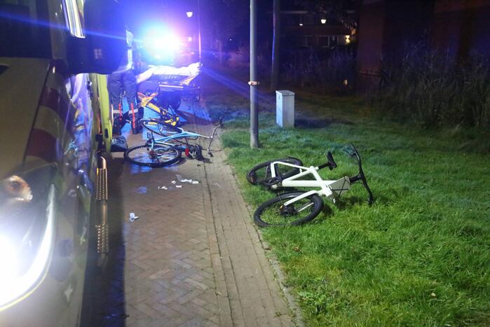 Twee fietsers gewond bij botsing