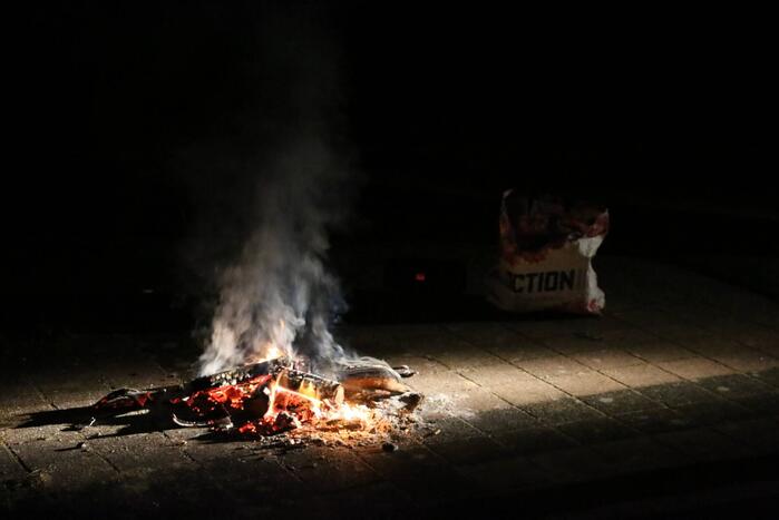 Vreugdevuur door de brandweermannen gedoofd