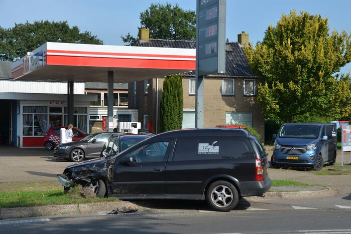 Veel schade bij aanrijding met vrachtwagen en auto