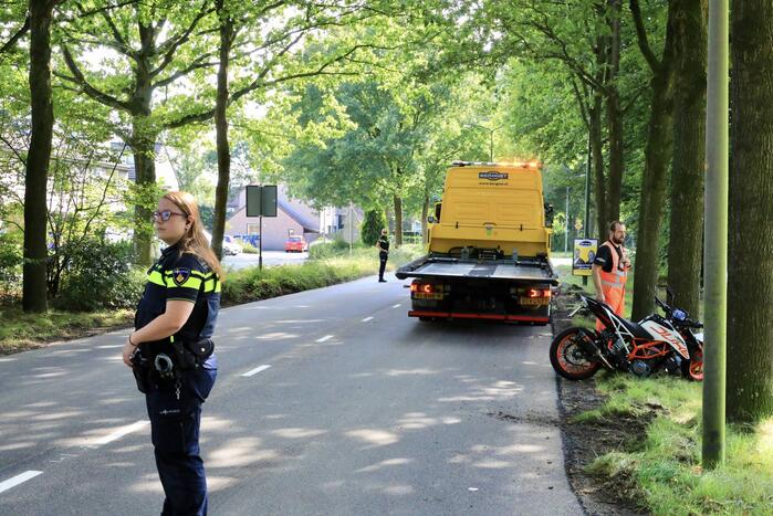 Motorrijder raakt van de weg en knalt tegen boom