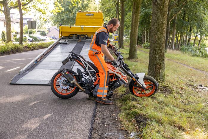 Motorrijder raakt van de weg en knalt tegen boom