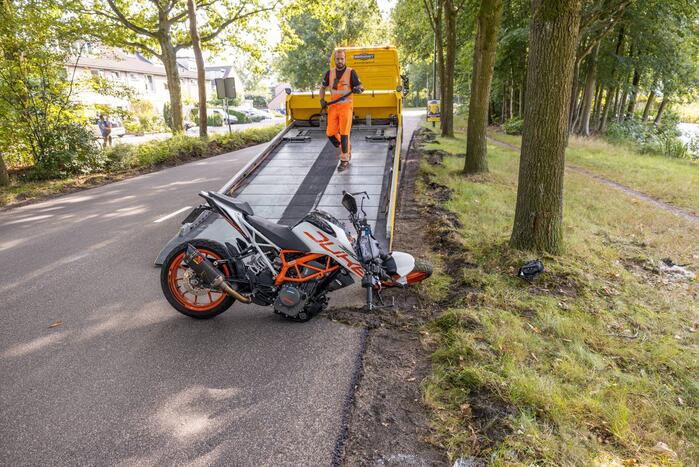 Motorrijder raakt van de weg en knalt tegen boom