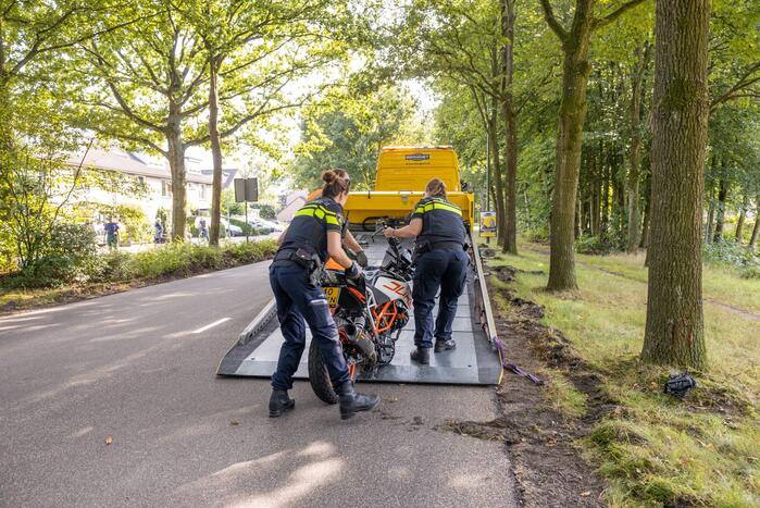 Motorrijder raakt van de weg en knalt tegen boom