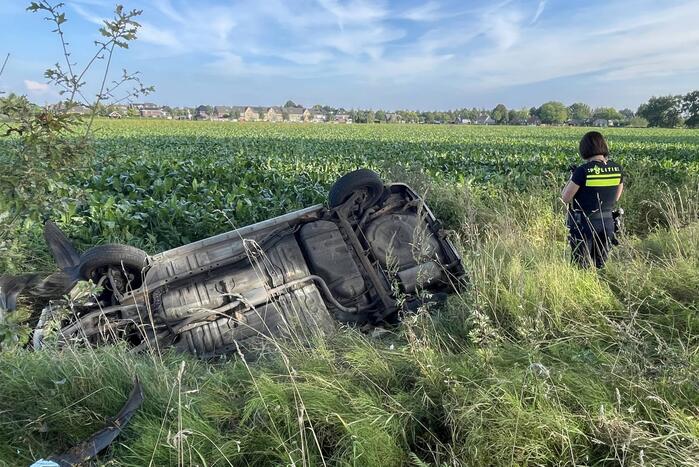 Auto op de kop in sloot