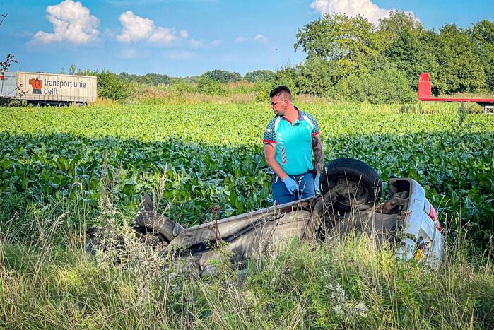 Auto op de kop in sloot