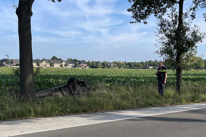 Auto op de kop in sloot