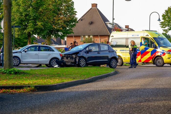 Veel schade bij ongeval tussen twee auto's