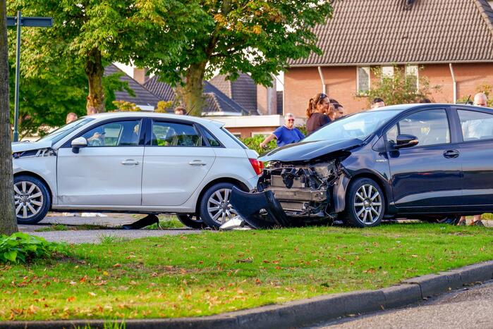 Veel schade bij ongeval tussen twee auto's