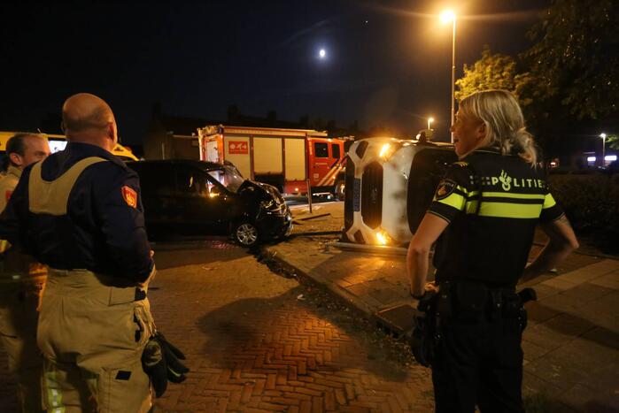 Auto op zijn kant bij aanrijding