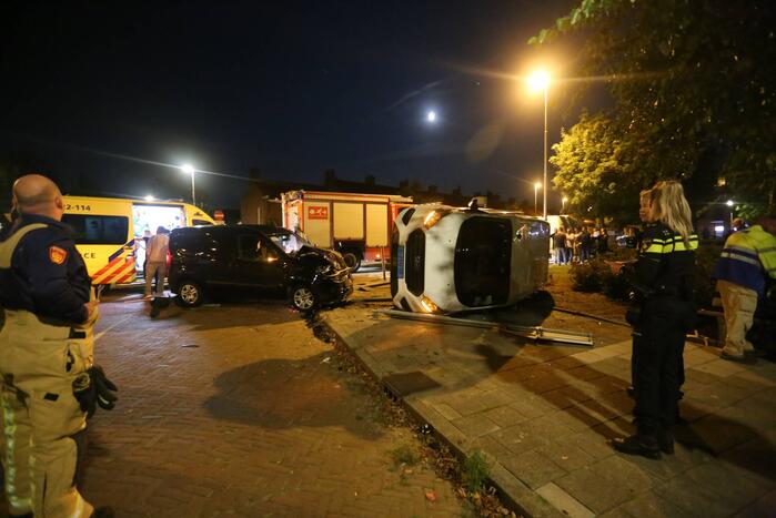 Auto op zijn kant bij aanrijding