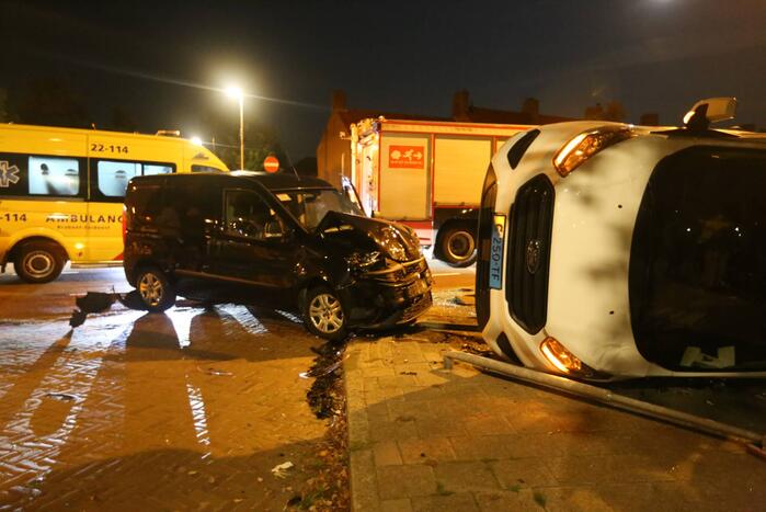 Auto op zijn kant bij aanrijding
