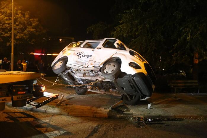 Auto op zijn kant bij aanrijding
