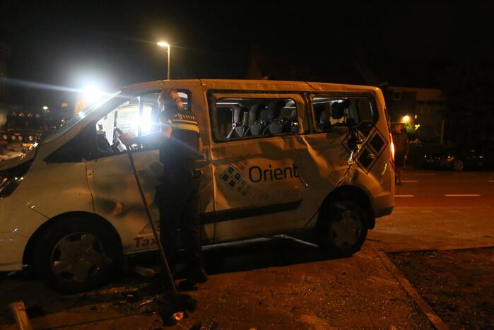 Auto op zijn kant bij aanrijding