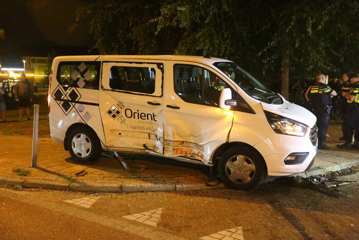 Auto op zijn kant bij aanrijding