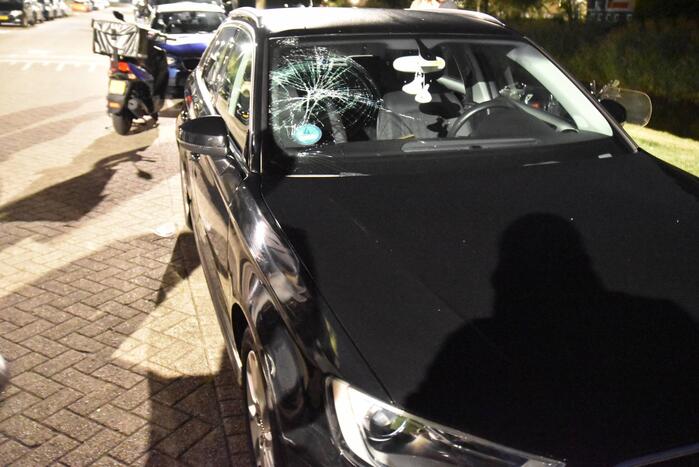 Dronken man op scooter rijdt tegen geparkeerde auto