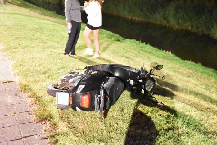 Dronken man op scooter rijdt tegen geparkeerde auto