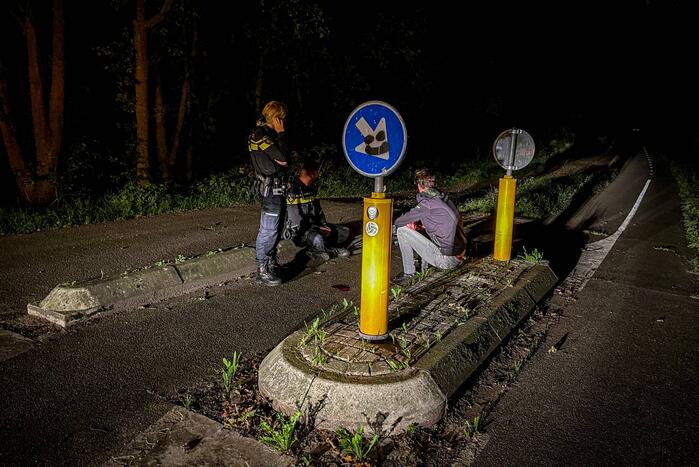Fietser vliegt over vluchtheuvel