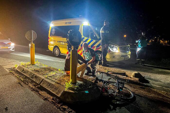 Fietser vliegt over vluchtheuvel